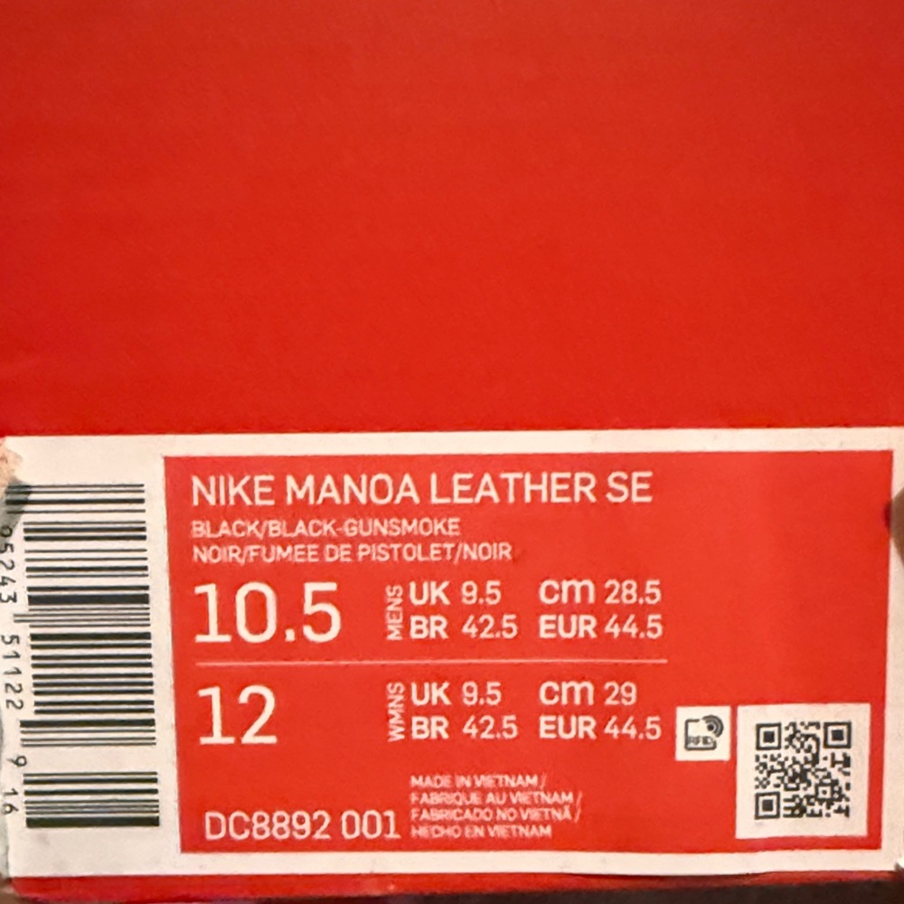Nike Manoa Leather SE in Black and Gunsmoke